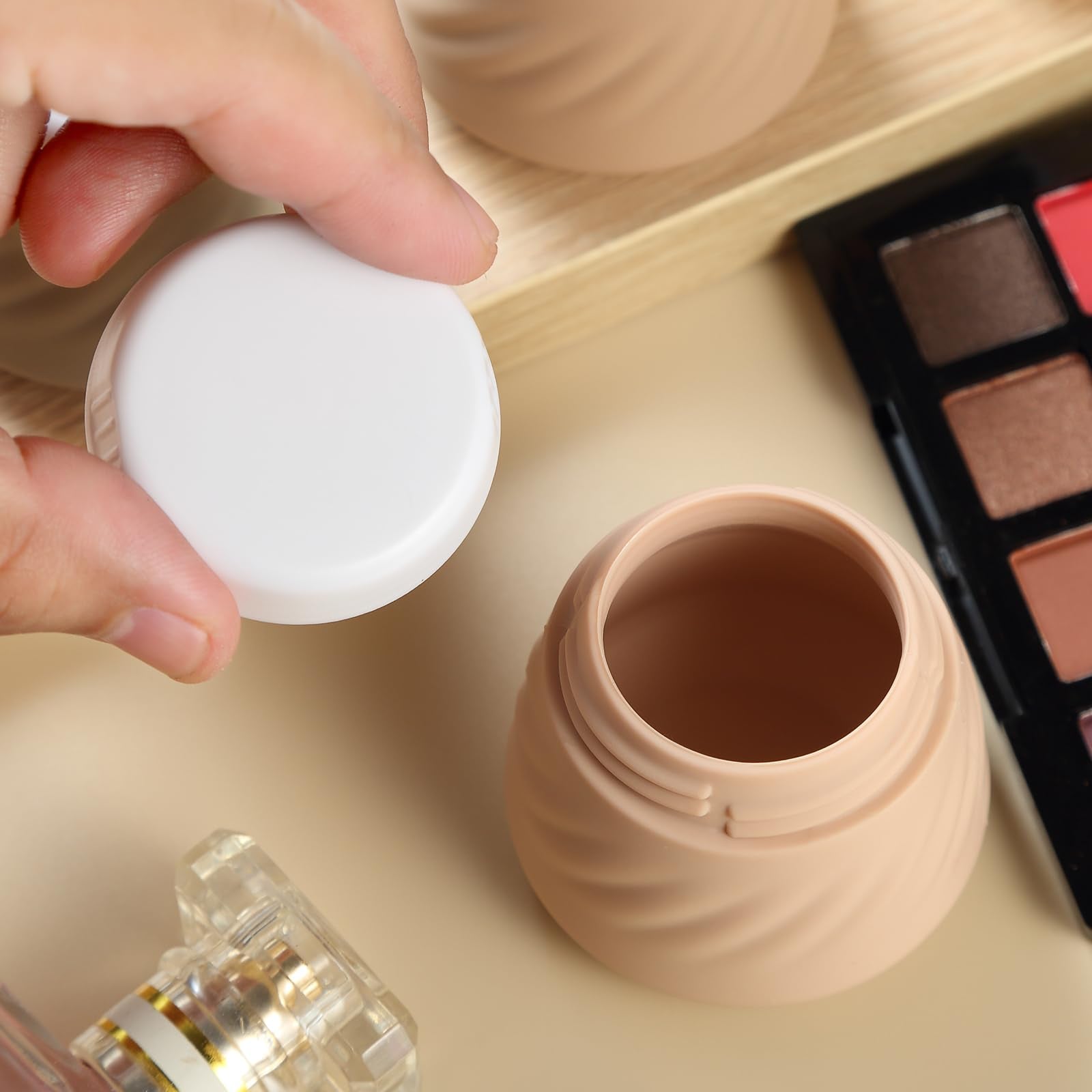 Gemice travel jars feature anti-drip flip cap to prevent spills.