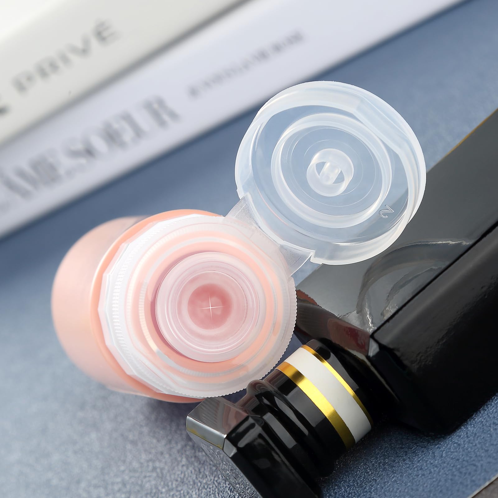 Gemice no-drip valve cap prevents leaks during transit.