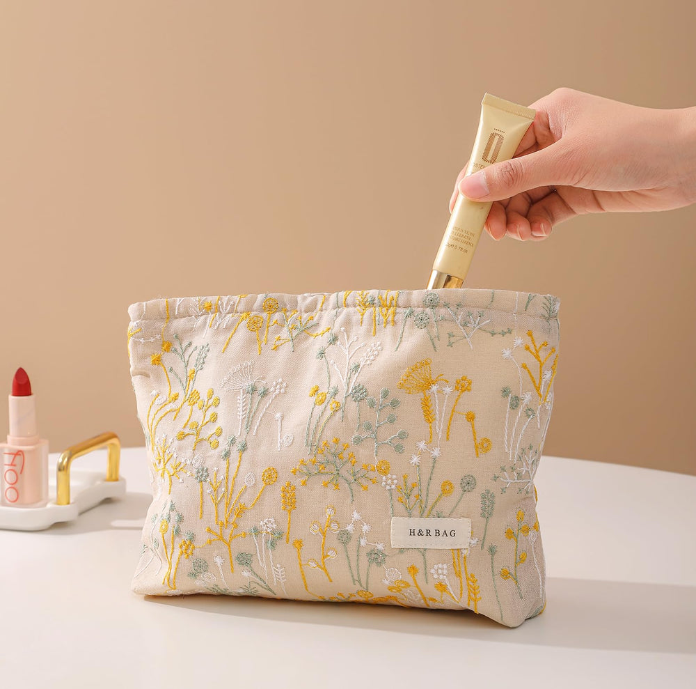 Getgto floral cosmetic pouch for purse, compact and easy to carry.