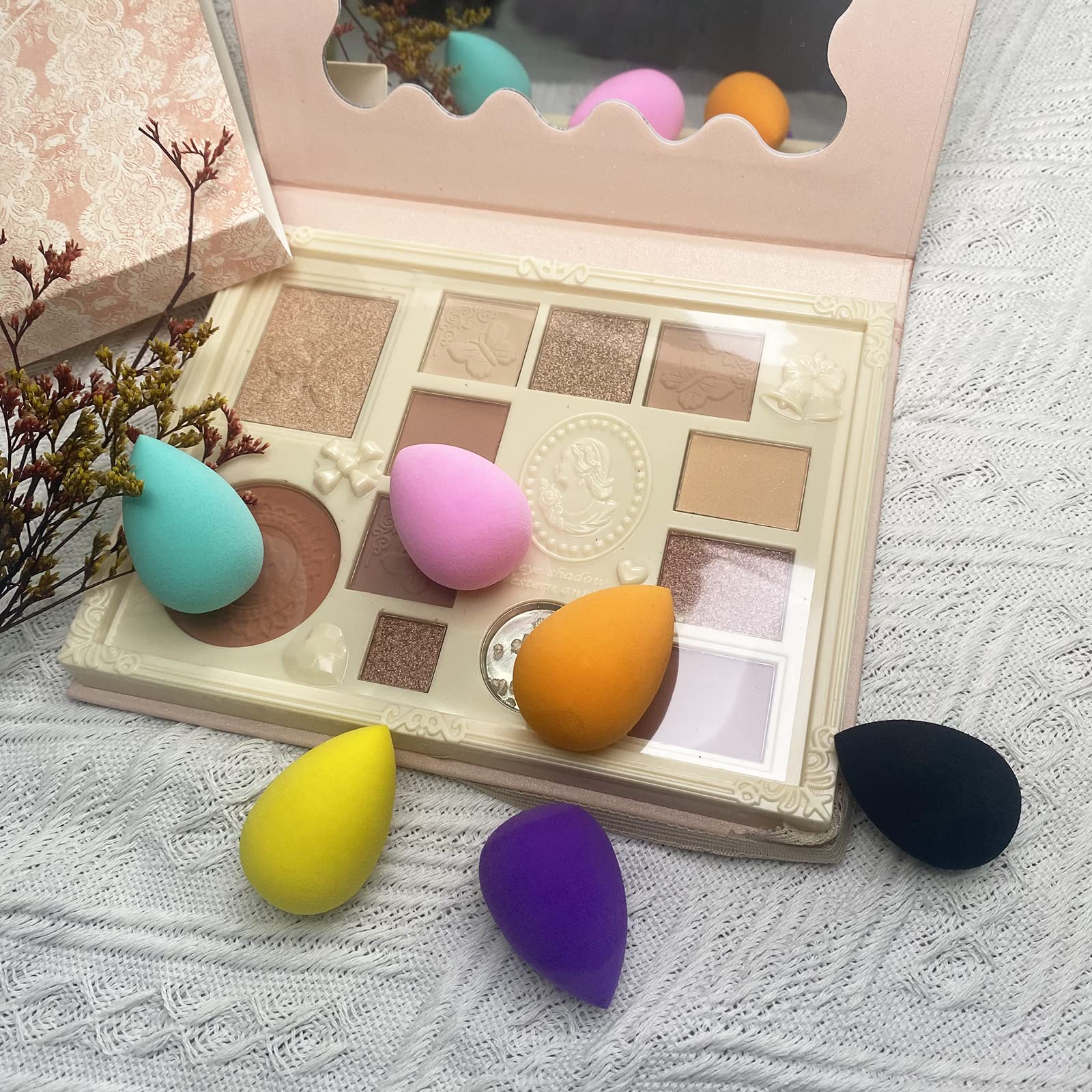 GFOUNS angled mini-sponge for smooth foundation blending around eyes