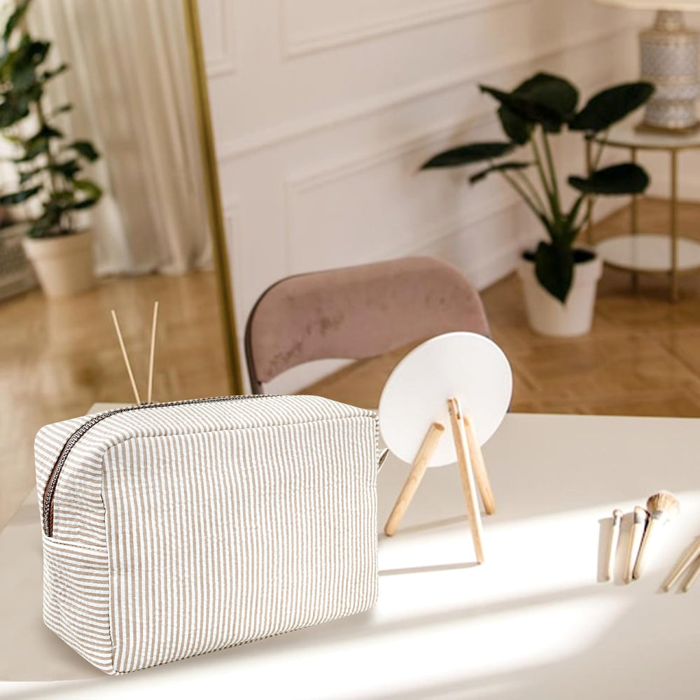 GFU organizer bag keeps cosmetics and cables neatly visible