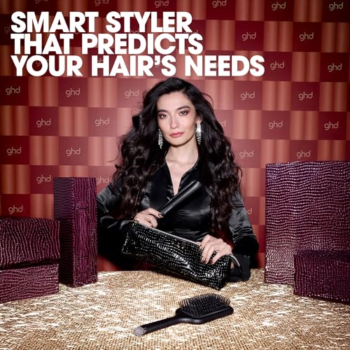 ghd Platinum+ wishbone hinge aligns plates for precise, controlled styling strokes.