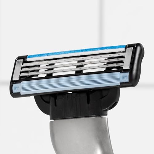 Gillette Mach3 refill close-up resisting clogging with easy rinsing design