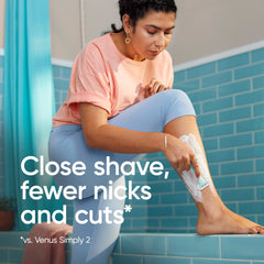 Gillette Venus Simply 3 Sensitive pivoting head close-up for smooth navigation over curves.