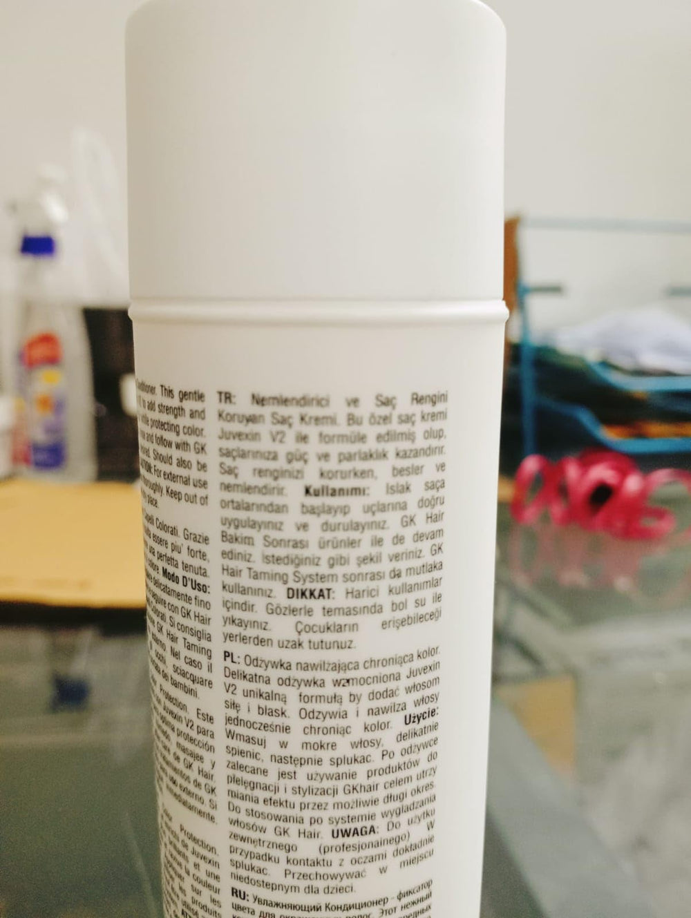 Hair after washing with GK Hair Moisturizing Shampoo looks shiny and voluminous.