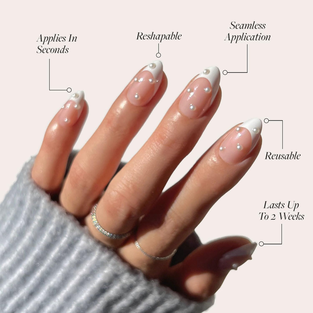 Glamnetic Uñas Francesa Perla en primer plano con brillo duradero.