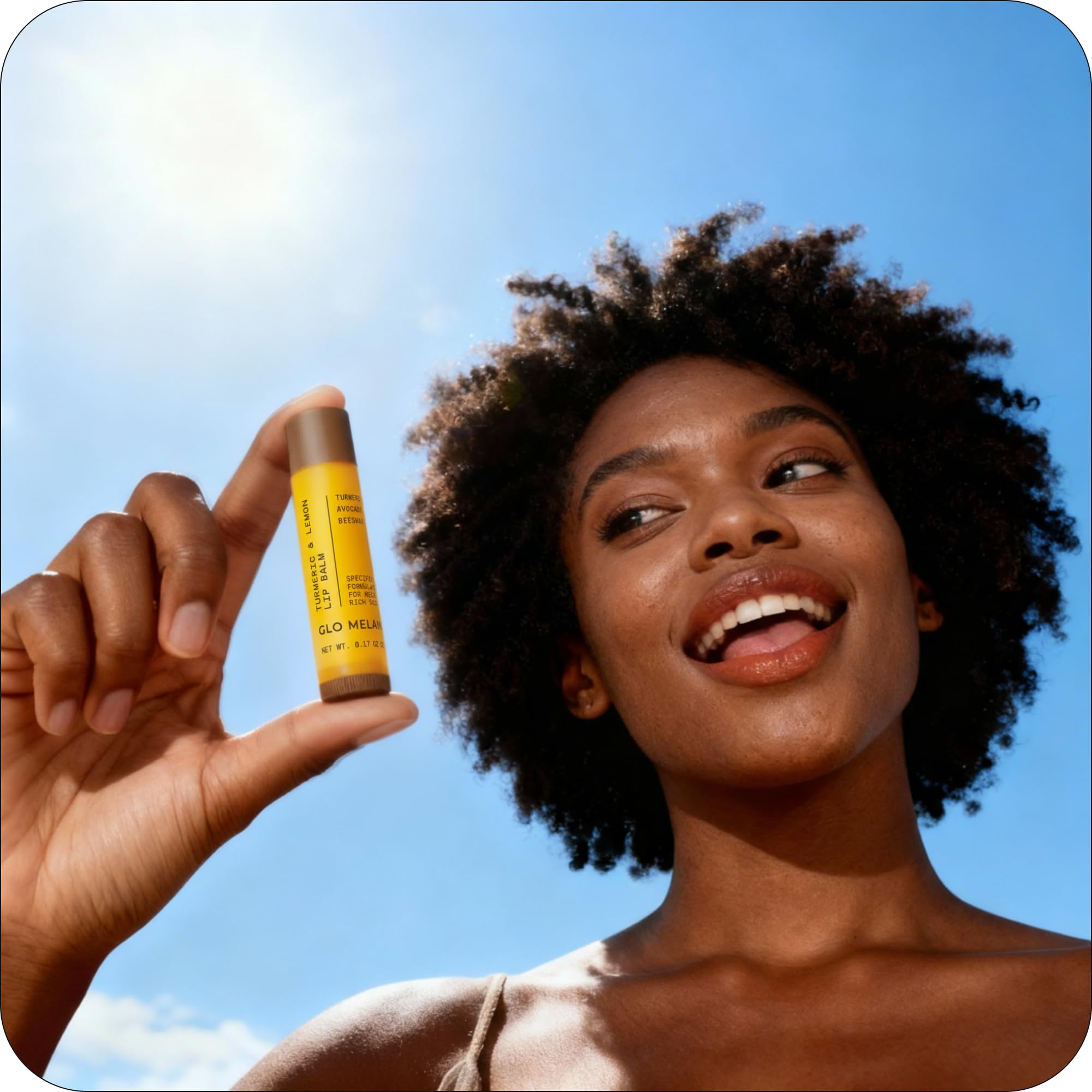 Exfoliación suave de cúrcuma que revela labios más lisos.
