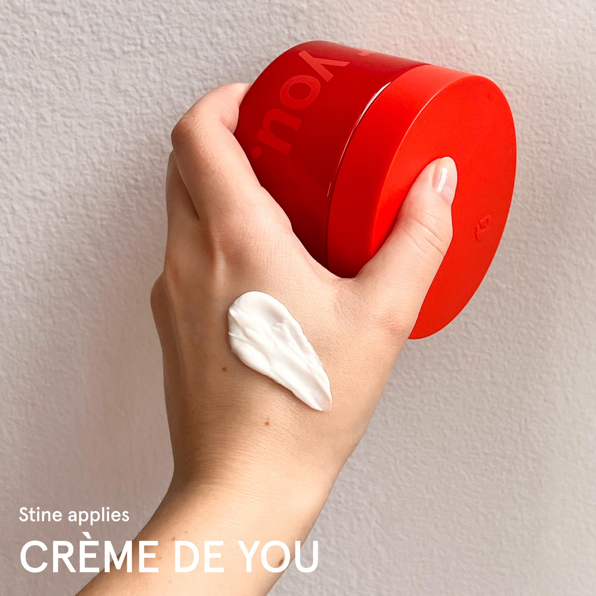 Glossier Crème de You crema para todo el cuerpo aporta hidratación constante.