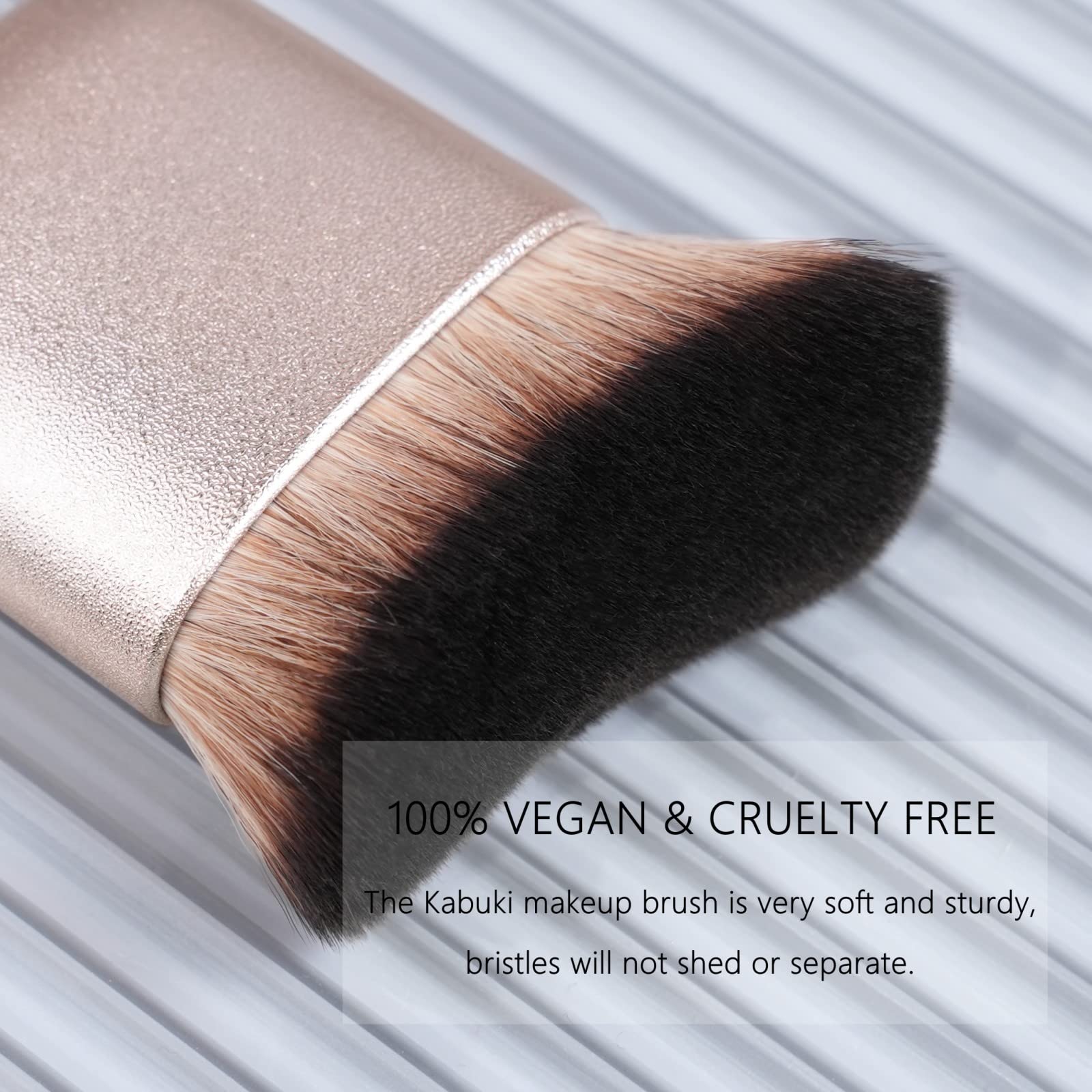 GOERTI Self Tanner Brush features soft bristles that diffuse product smoothly.