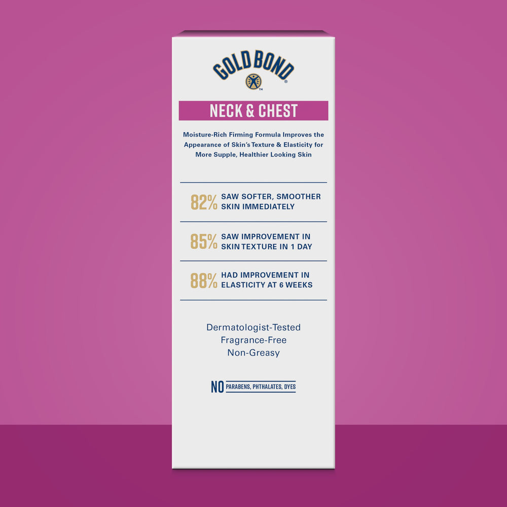 Aplicacion de crema Gold Bond Age Renew en manos para distribuir en cuello y pecho