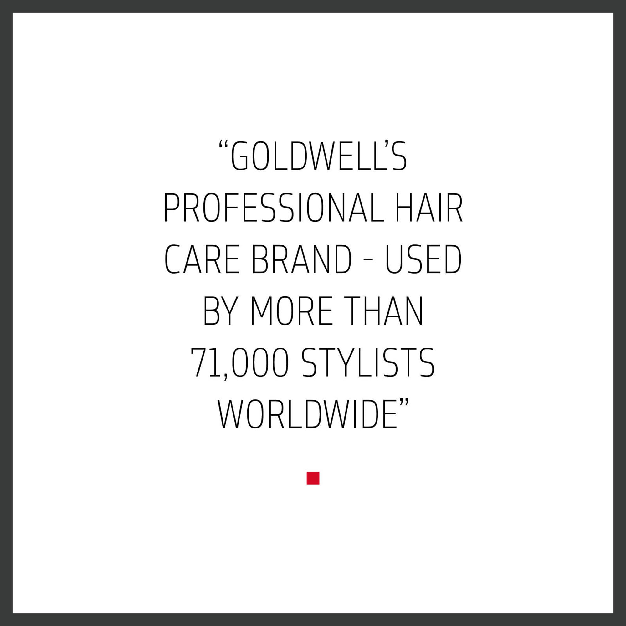 Aplicación con peine de Goldwell Dualsenses Bond Pro para peinado suave.