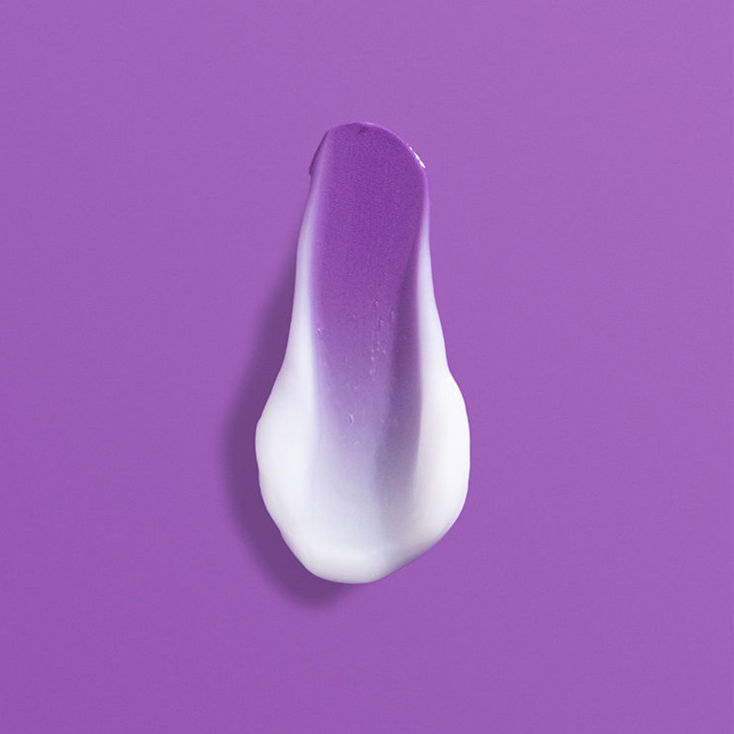 Cabello más fuerte al instante tras usar Goldwell Dualsenses Bond Pro.