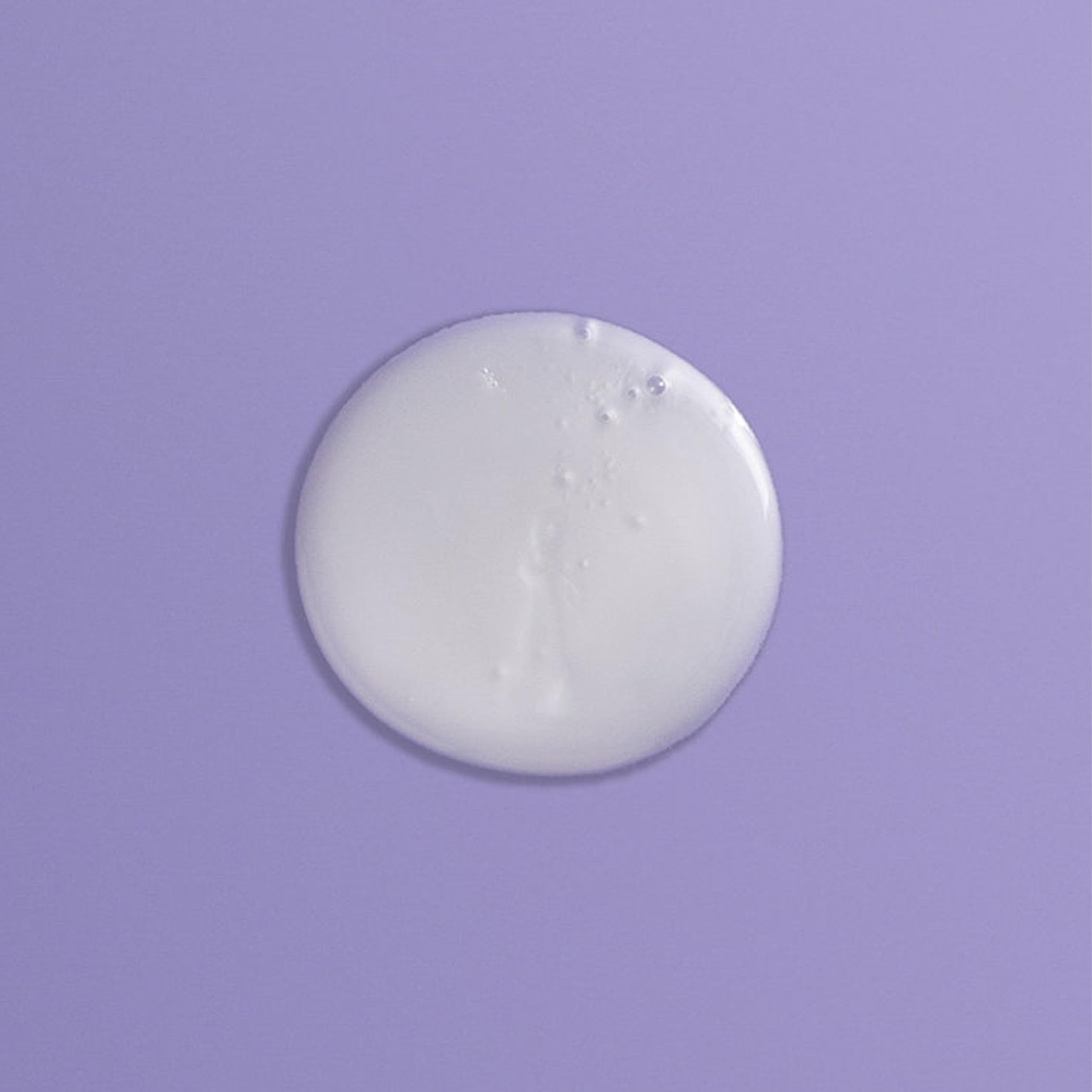 Aplicación rápida de Goldwell Just Smooth distribuyendo la fórmula uniformemente