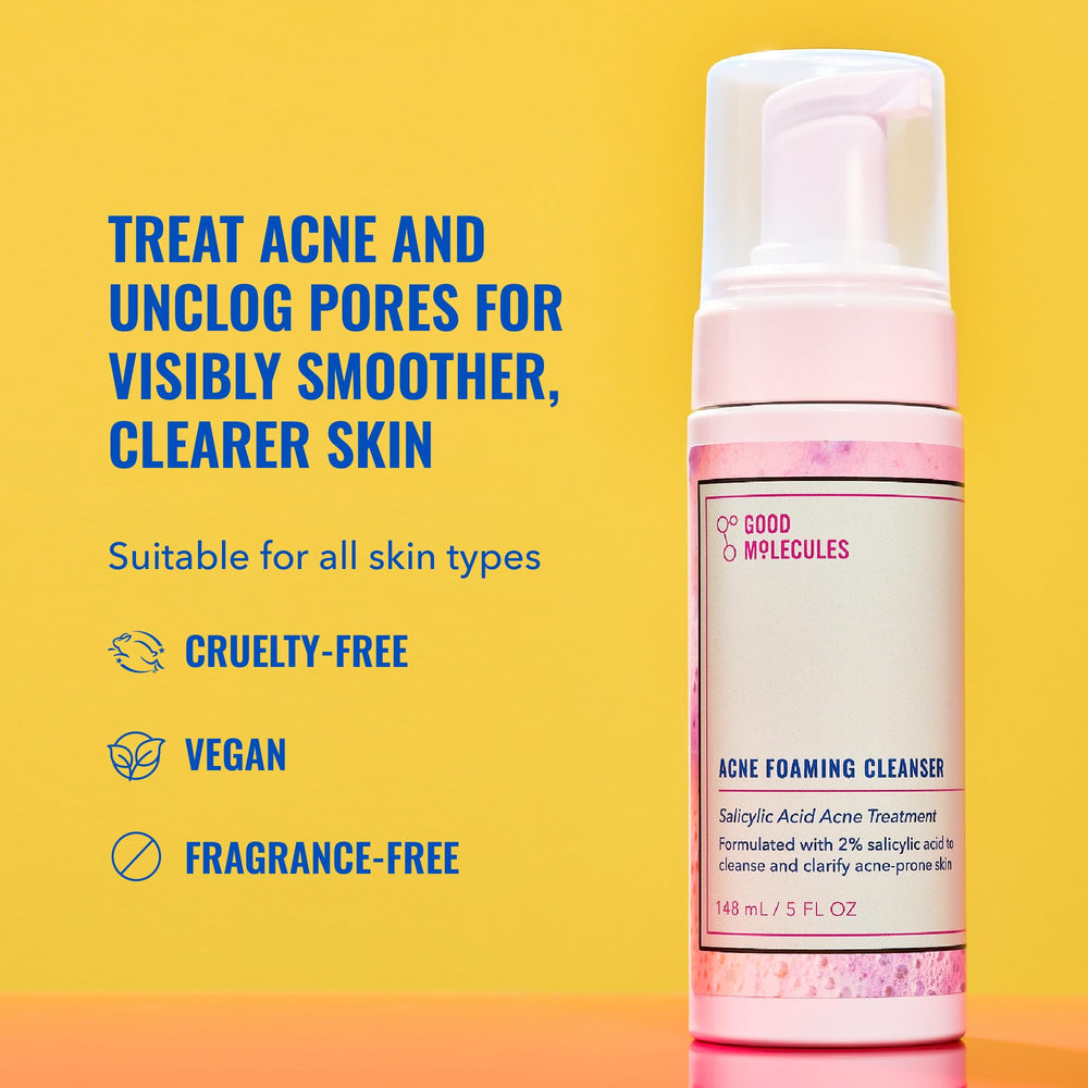 Espuma suave al aplicar Good Molecules Acne Foaming Cleanser en la piel