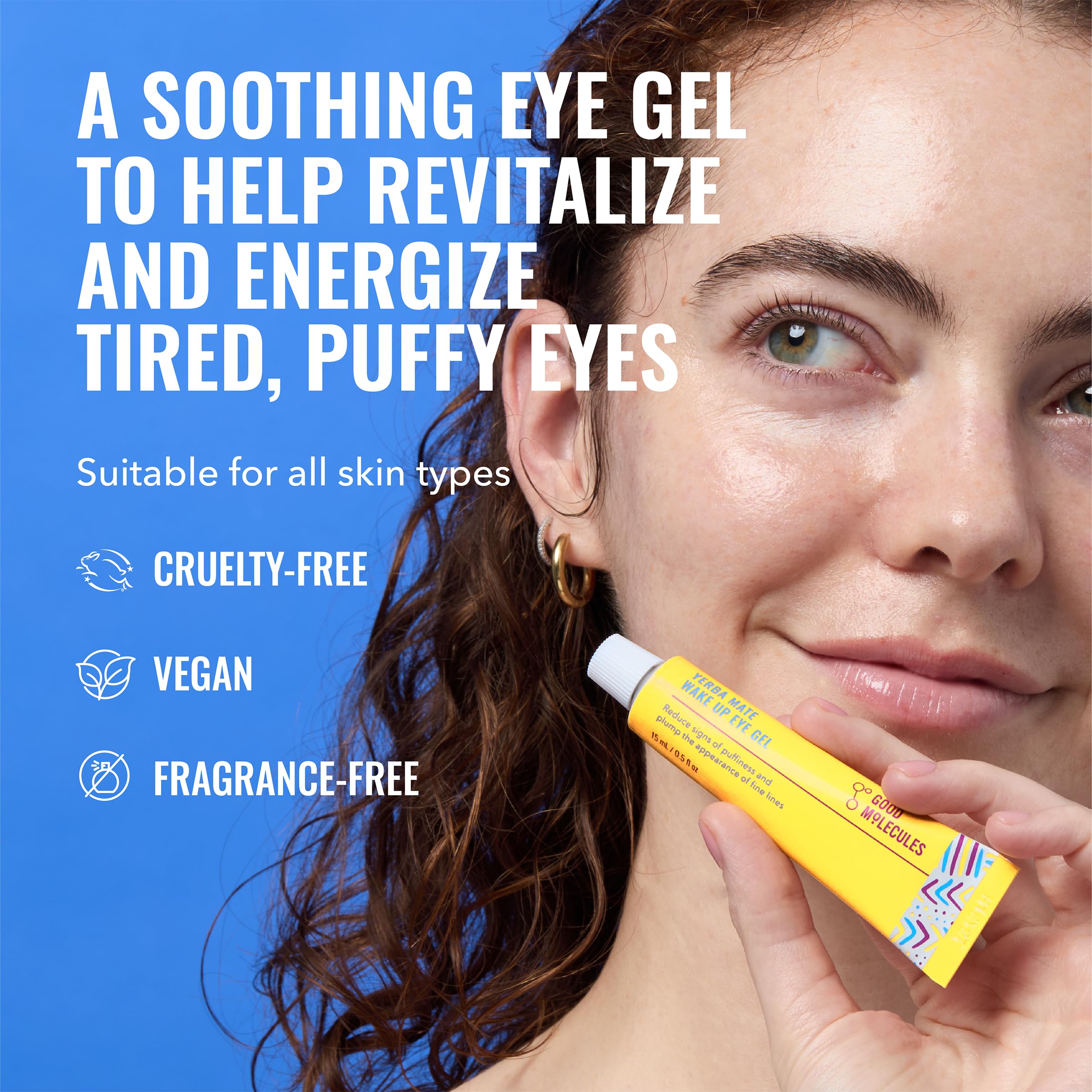 Aplicación suave del gel de Yerba Mate bajo los ojos para despertar la mirada