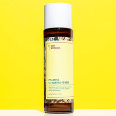 Piel radiante tras exfoliar suavemente con el polvo de piña de Good Molecules.