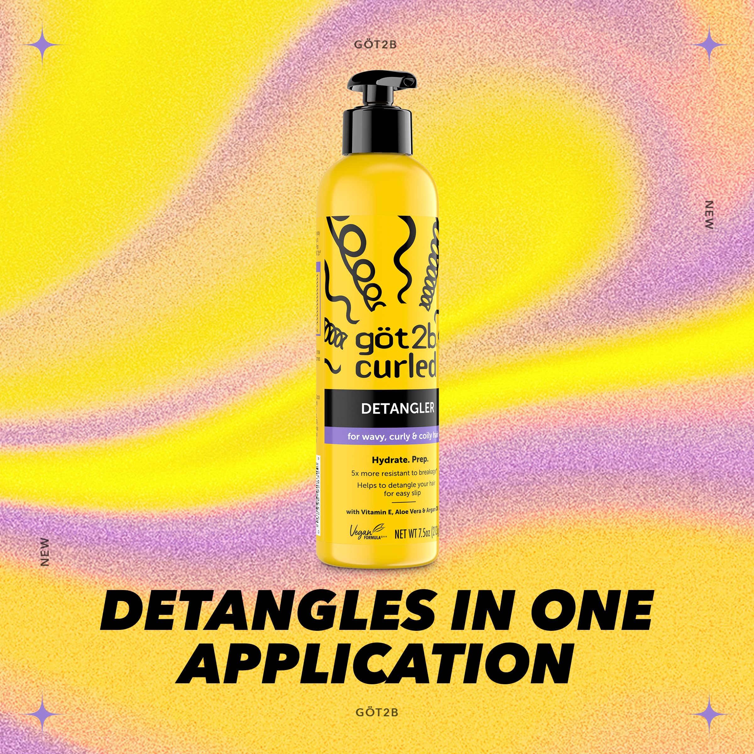 Got2B Curled Detangler frente al espejo listo para preparar rizos
