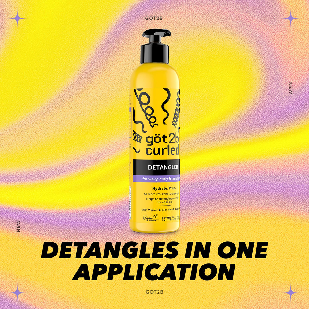 Got2B Curled Detangler frente al espejo listo para preparar rizos