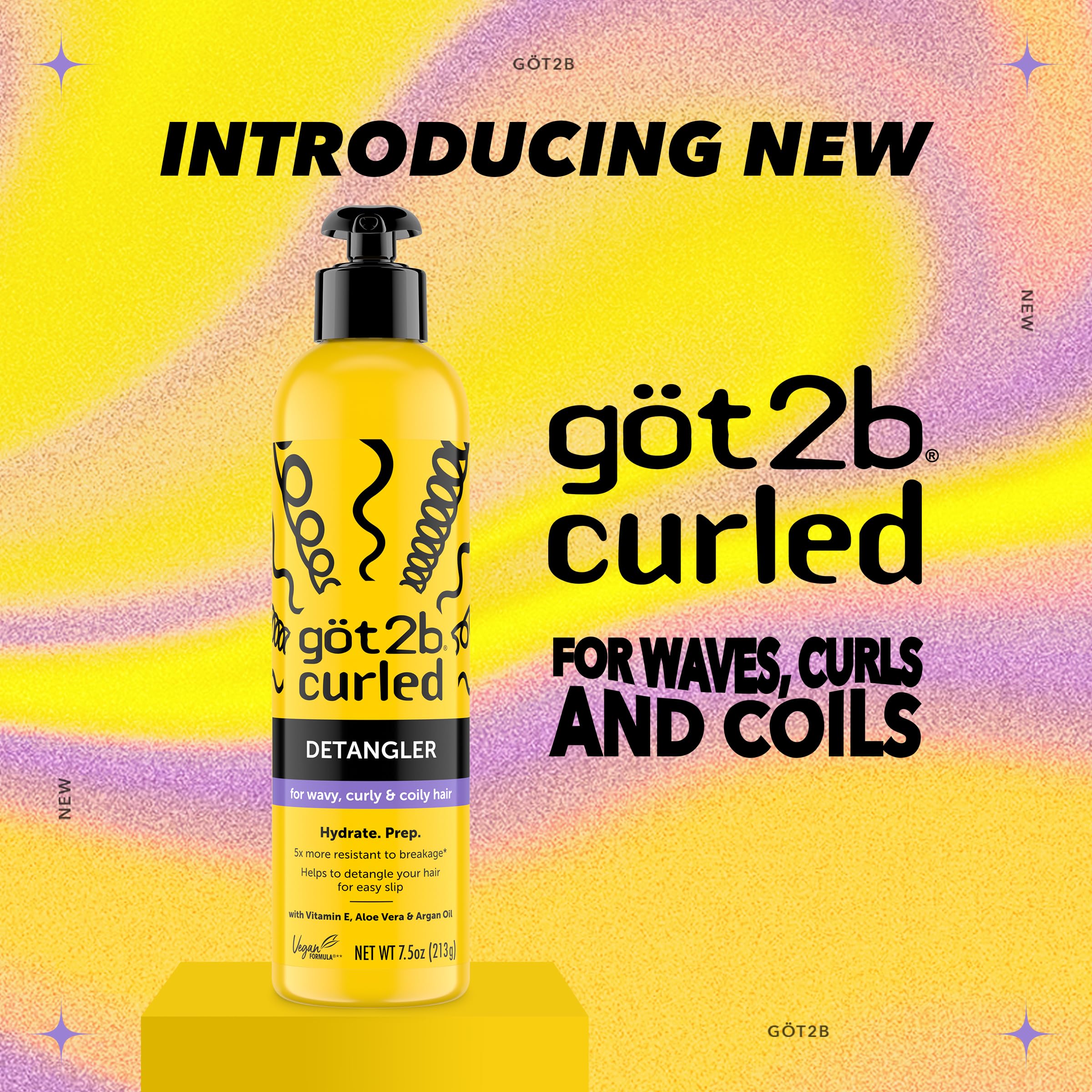 Got2B Curled Detangler manos aplicando para peinado rápido y seguro