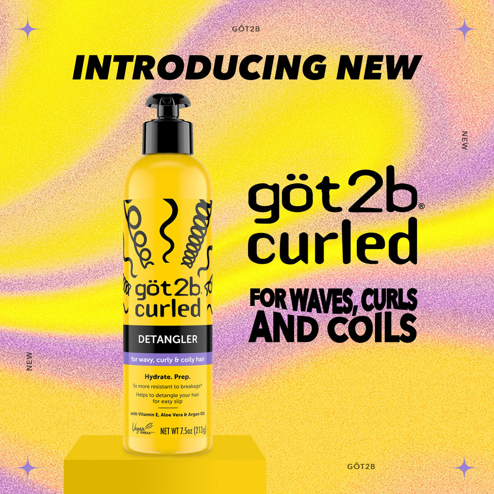 Got2B Curled Detangler manos aplicando para peinado rápido y seguro