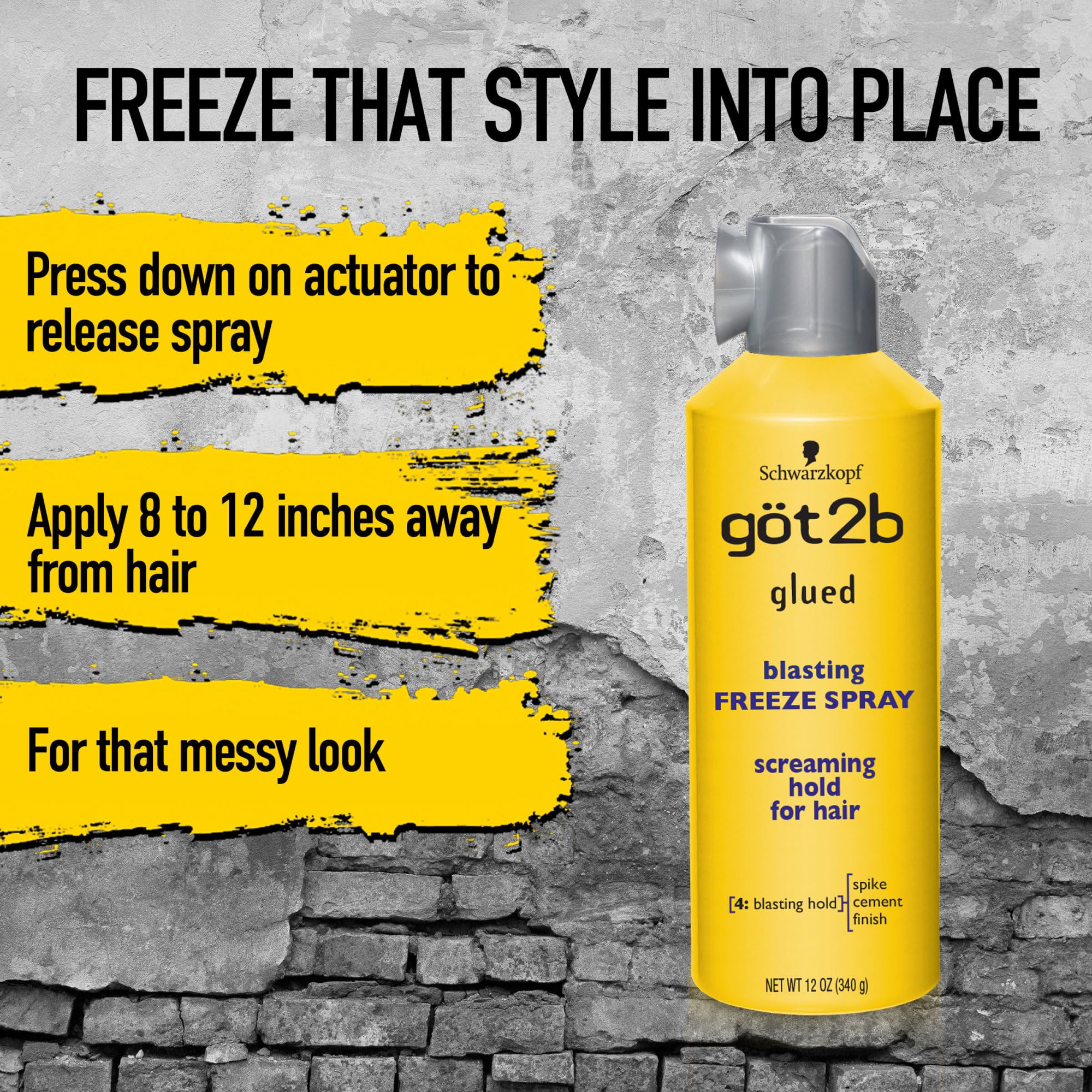 Aplicación del spray Got2b para fijación duradera en el cabello.