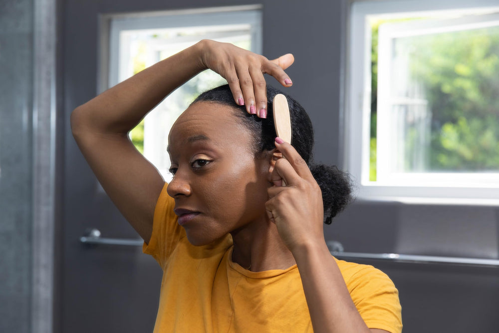 GranNaturals Edge-Control Brush for precise smoothing along the hairline.