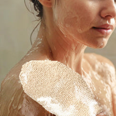 Exfoliación de cuerpo con fibra de cáñamo GUARD&MARINE para una piel renovada.