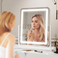 Detachable 5X magnification accessory for precise eyeliner and brow work.