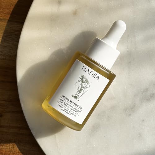 HADEA Cyperus Rotundus Oil dropper demonstrates precise application for targeted use.