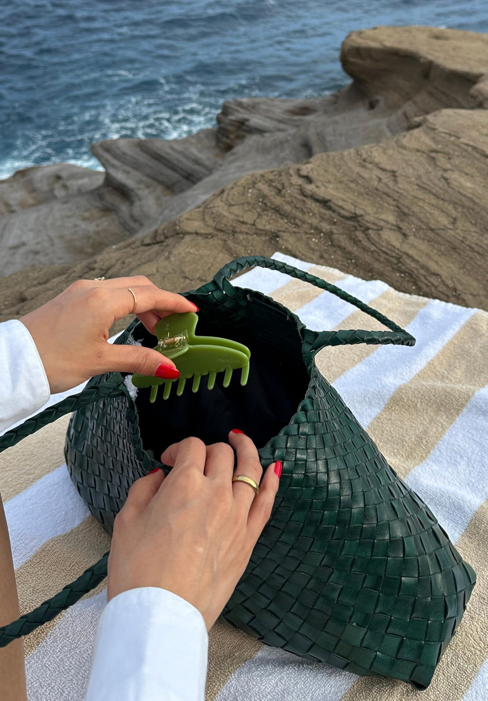 Hana Mia green clip with soft shine — smooth finish for daily wear.