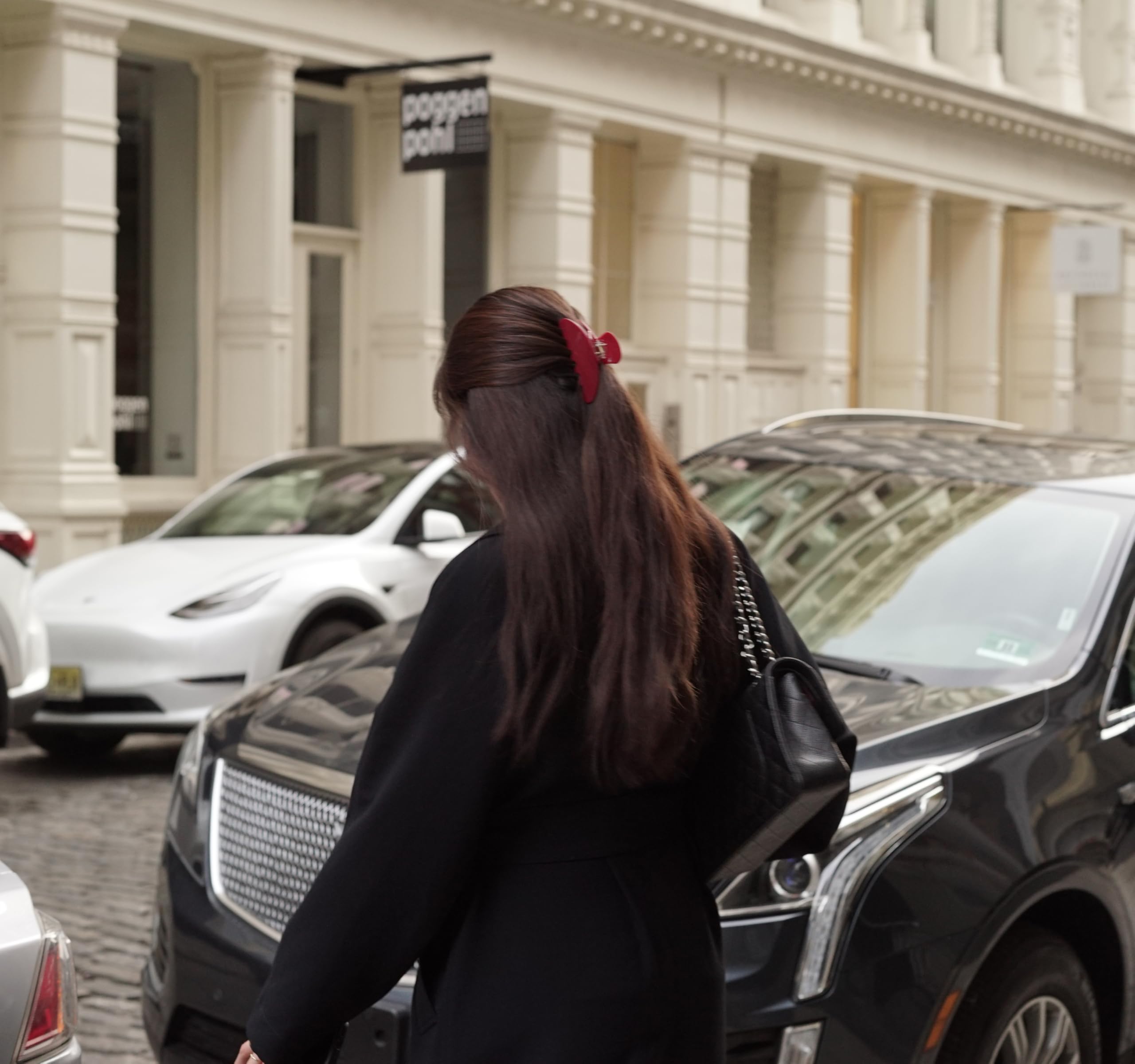 Hana Mia long-hair friendly red clip prevents snagging and pulling.