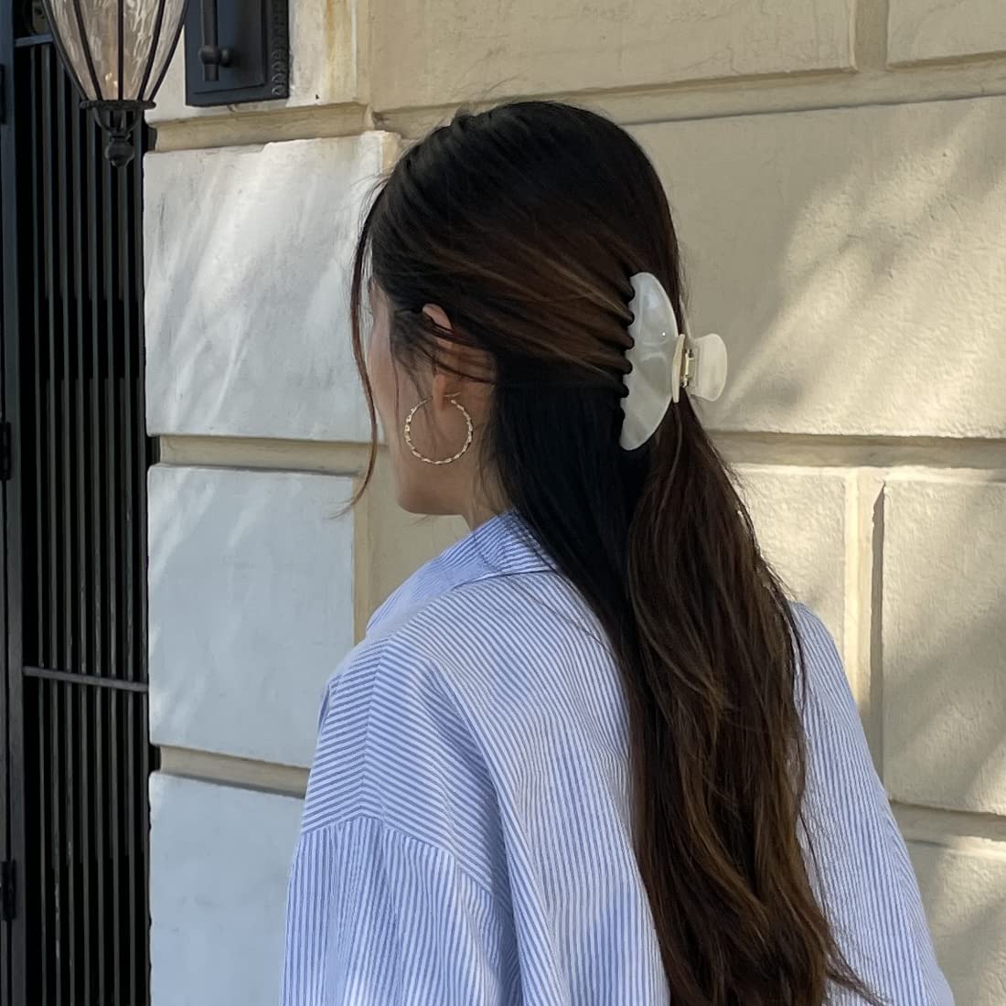 Hana Mia's strong grip keeps hair exactly where you want it.