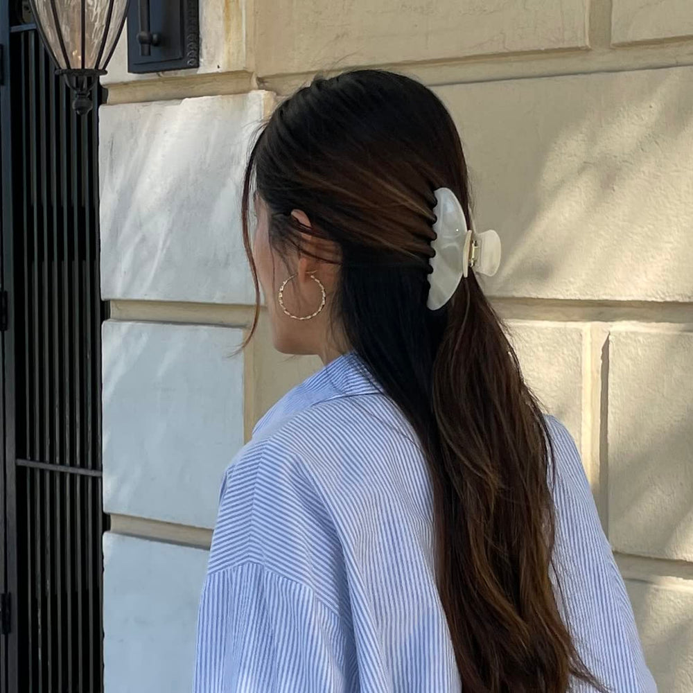 Hana Mia's strong grip keeps hair exactly where you want it.