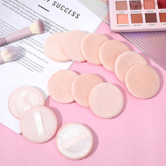 Hariendny round velour face powder pad is washable and reusable.