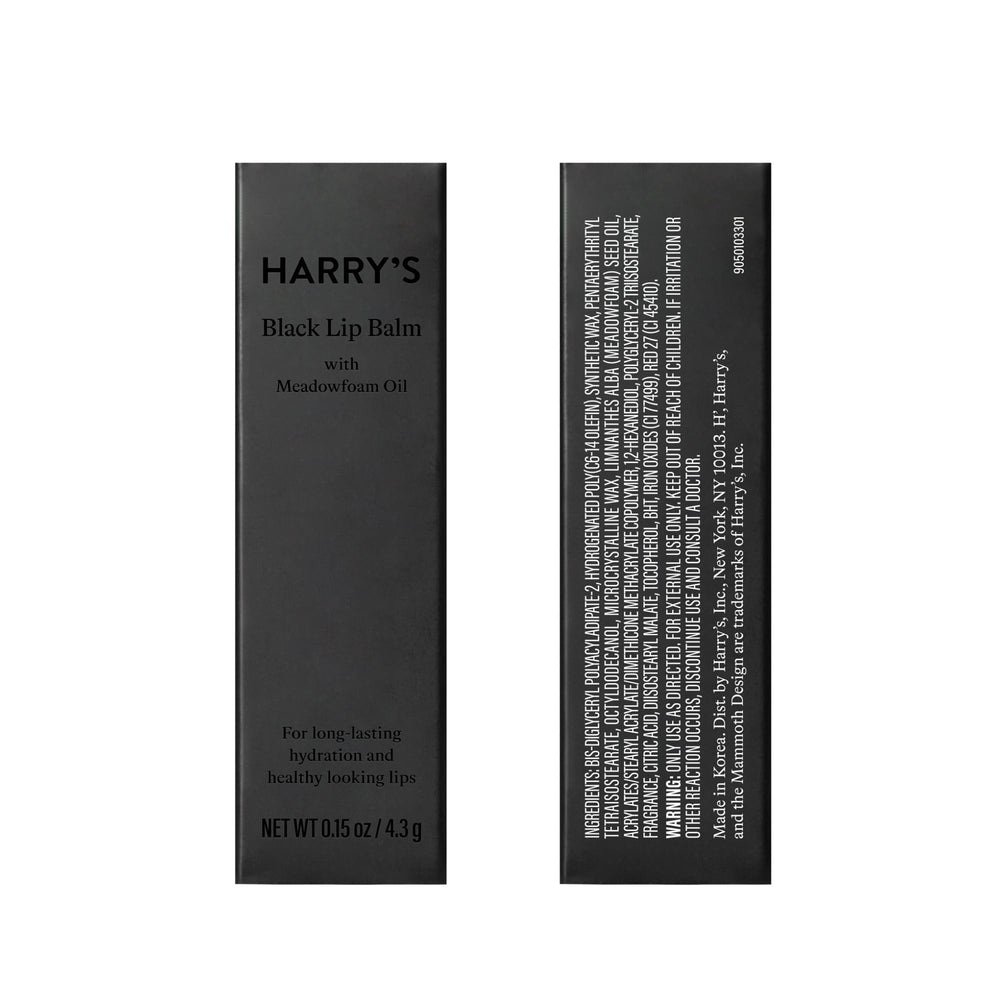 Aplicación de Harry's balsamo labial negro para labios.