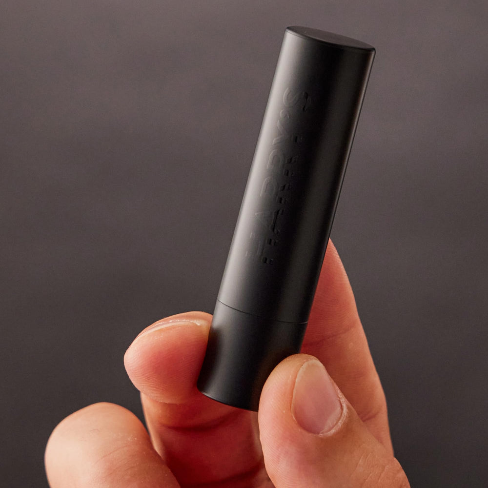 Diseño minimalista en tubo negro de Harry's balsamo labial.