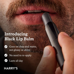 Textura suave de Harry's balsamo labial negro en labios.