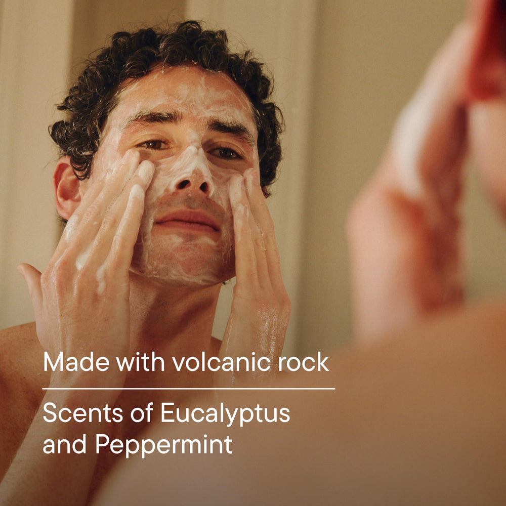 Harry's exfoliating face wash: roca volcánica visible, exfoliación natural para eliminar células muertas.