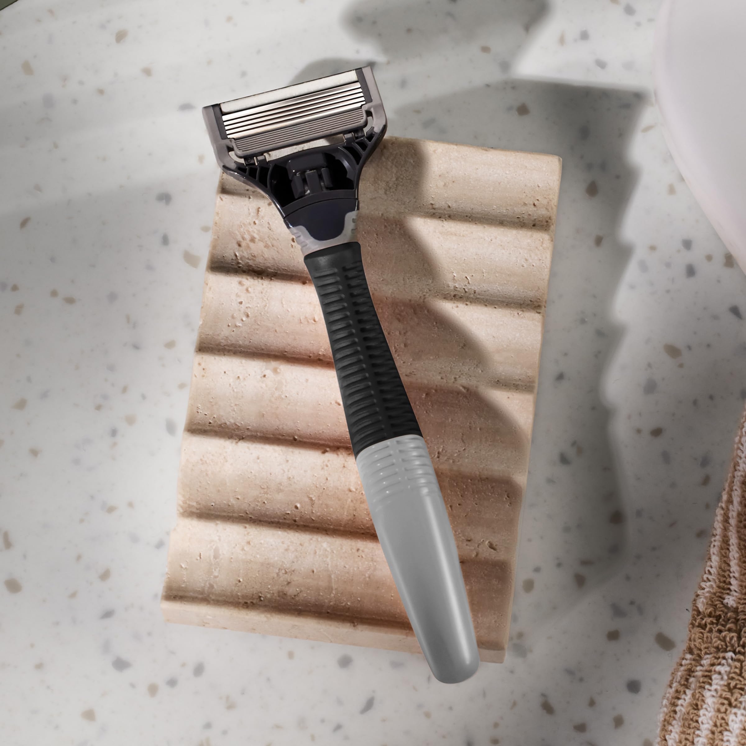 Flex hinge razor blades contour to the face for comfortable results.
