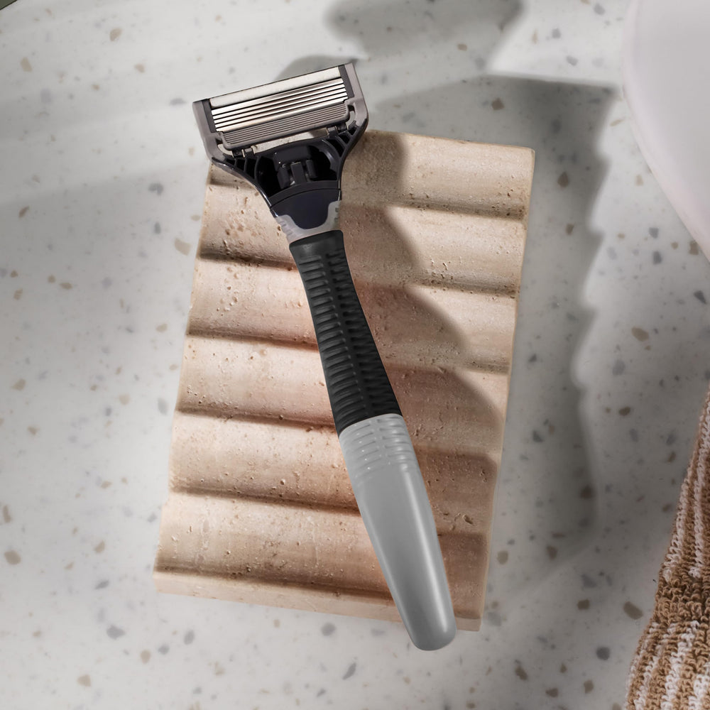 Flex hinge razor blades contour to the face for comfortable results.