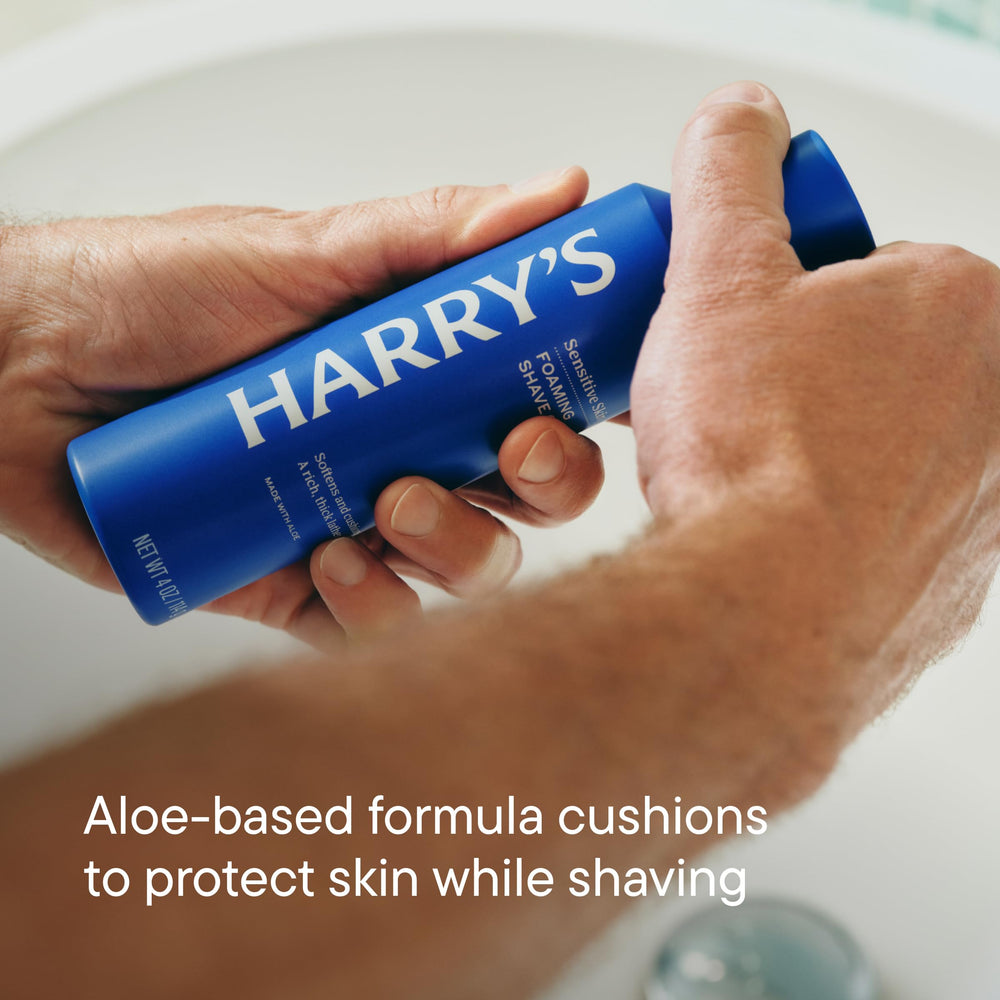 Packaging box shows the complete shaving kit for gifting.