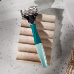 Harry's Original Shaving Kit flex hinge blades follow facial contours for comfortable shaving.