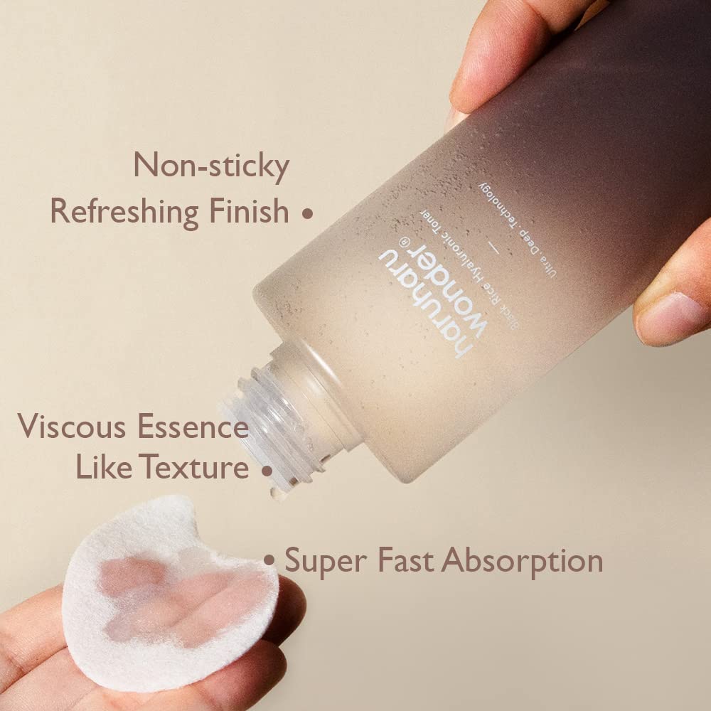 HARUHARU Wonder Black Rice Hyaluronic Toner botella facilita una hidratación suave durante el día.