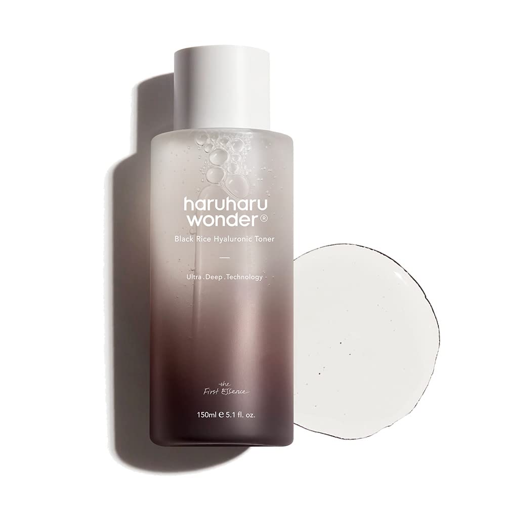 HARUHARU Wonder Black Rice Hyaluronic Toner en botella de vidrio con hidratación profunda.