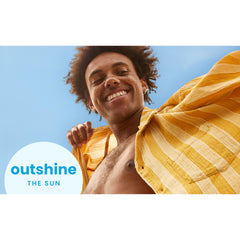 Hawaiian Tropic SPF 30, resistente al agua y al sudor durante actividades.