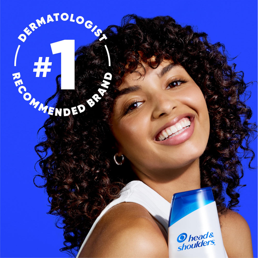 Head & Shoulders Classic Clean foamy lather highlights rich cleansing experience.