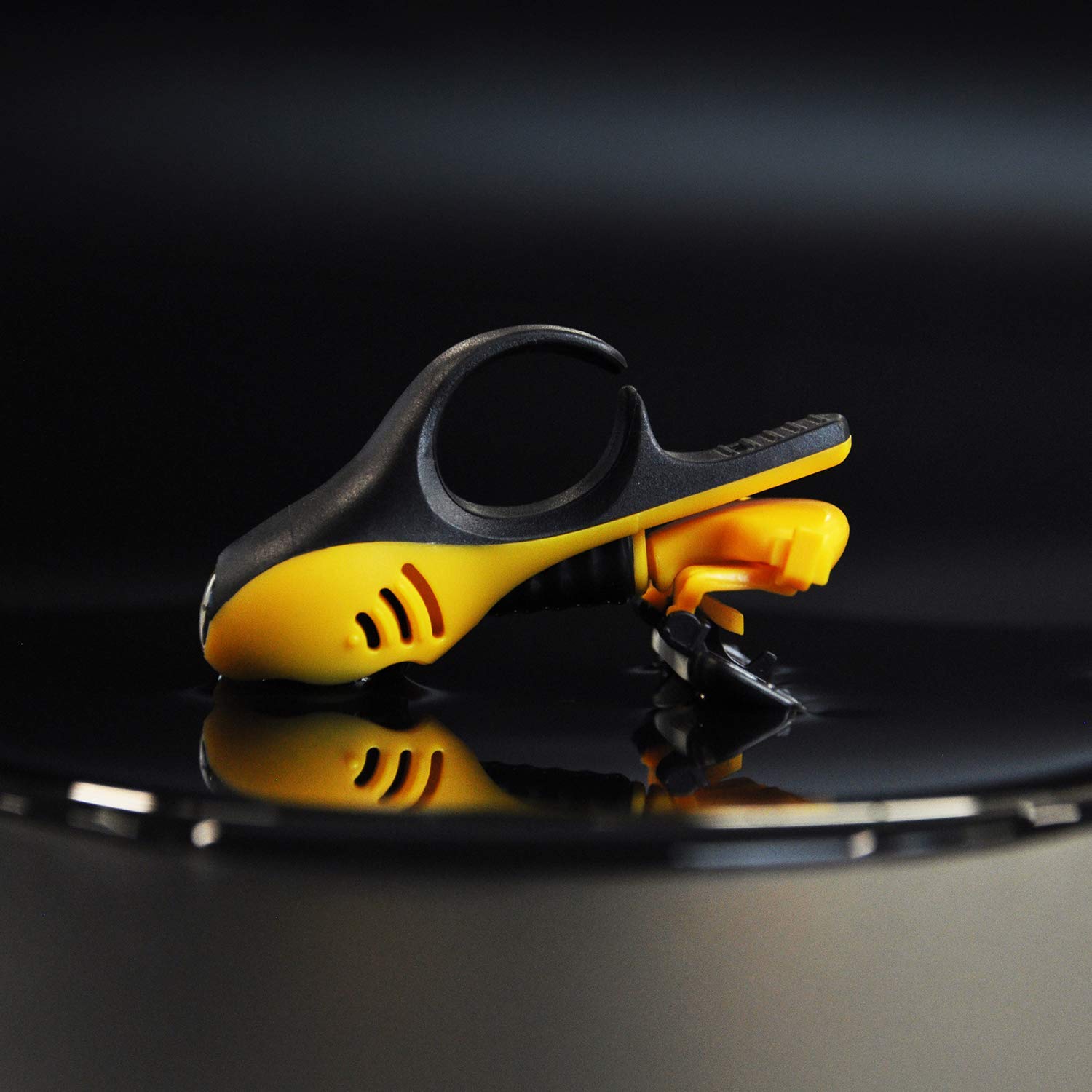 HeadBlade Moto suspension detail, dual-axis system for smooth navigation