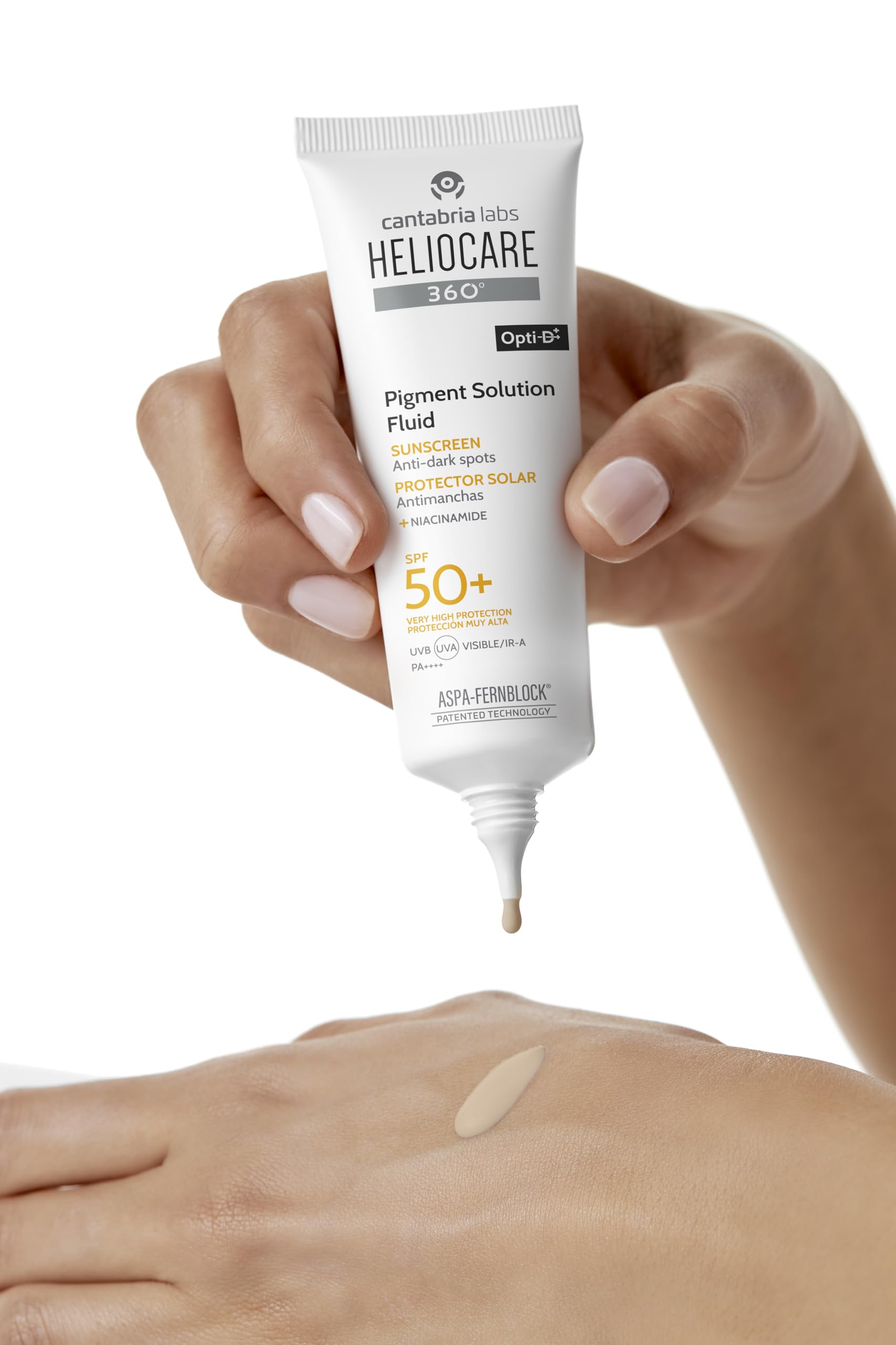 Heliocare 360 Pigment Solution Fluid SPF50 close-up highlights water resistance.