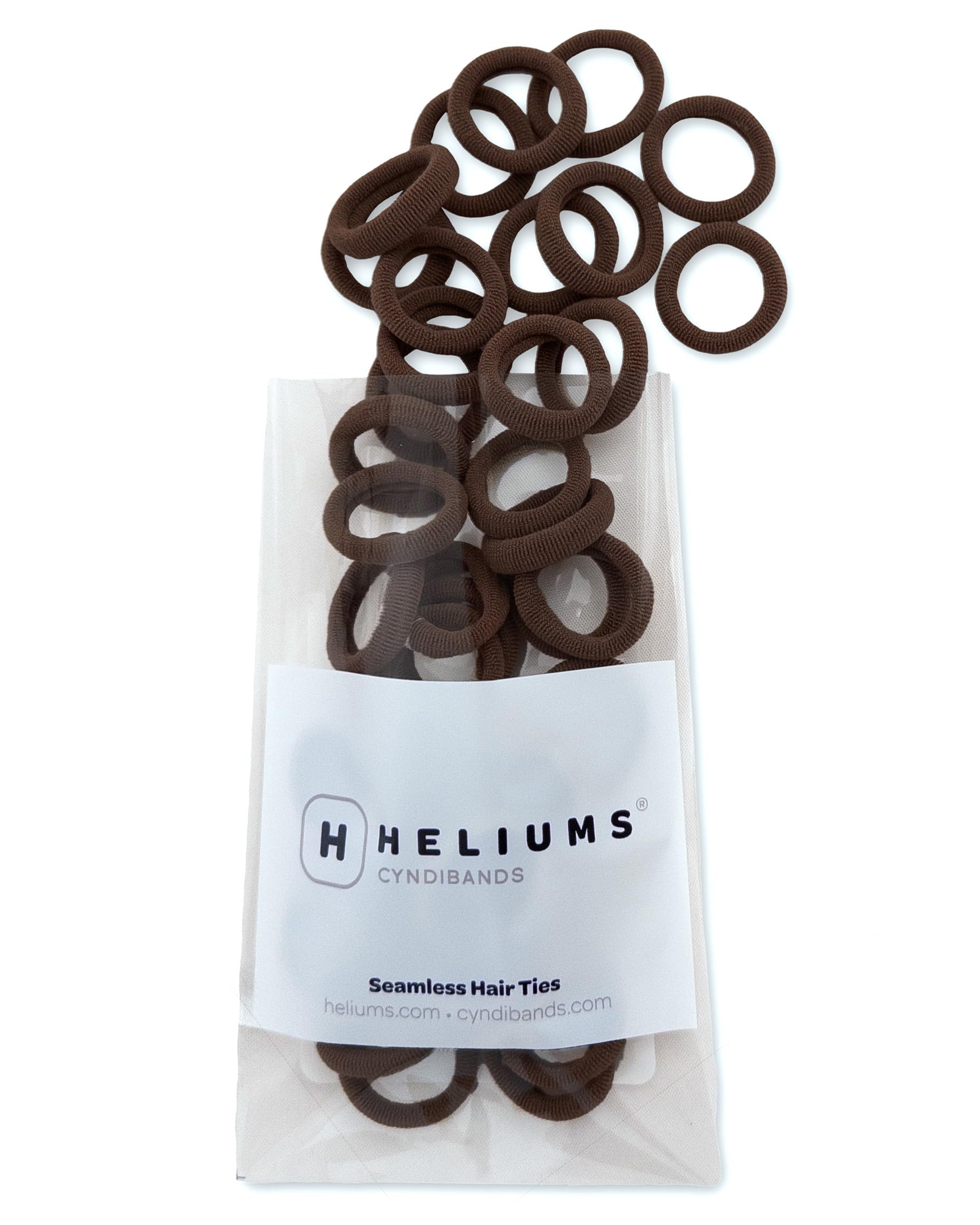 Heliums gomas mini marrón oscuro en frontal de modelo, sujeción suave para cabello delicado.