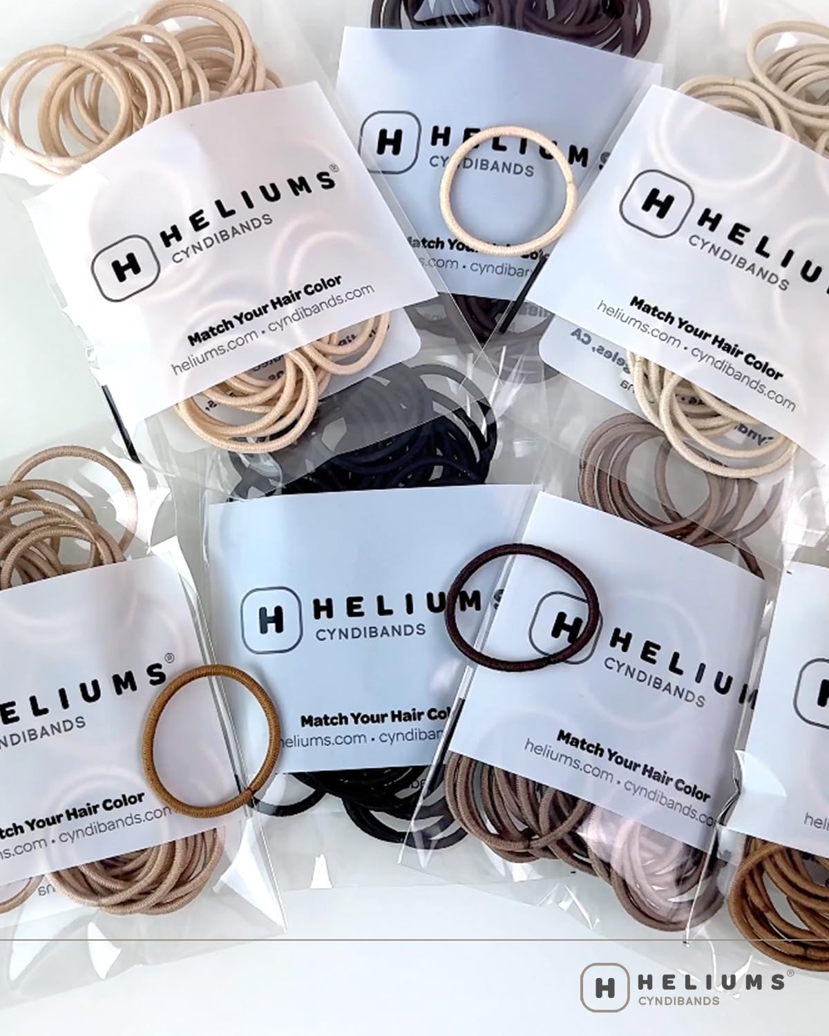 Heliums gomas-cabello-pequenas-marron-oscuro, adecuadas para la rutina escolar.